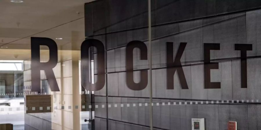 "Rocket" steht auf der Glastüre im Eingangsbereiches eines Gebäudes in Berlin, in dem das Internet-Unternehmen Rocket Internet seinen Sitz hat. Foto: Paul Zinken/dpa-zb-Zentralbild/dpa