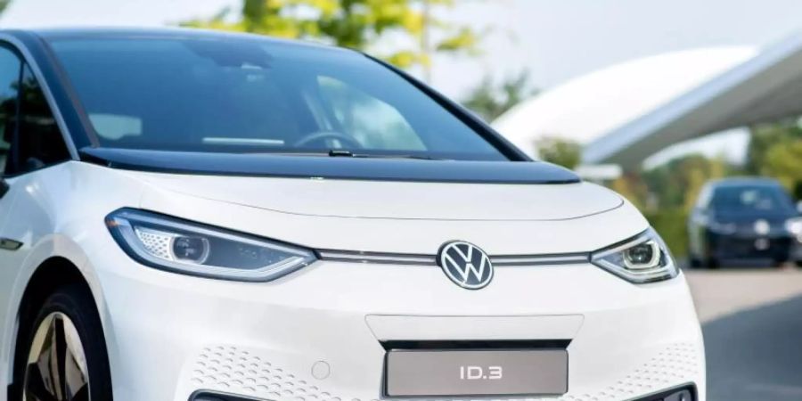 Der elektrische Hoffnungsträger ID.3 ist bei den ersten Kunden – nun will Volkswagen auch das Anschlussmodell ID.4 so rasch wie möglich an den Start bringen. Foto: Hauke-Christian Dittrich/dpa