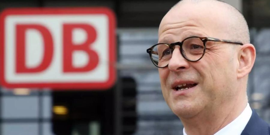 Bahn-Personalvorstand Martin Seiler: «Es würde kein Mensch verstehen, wenn die GDL jetzt einen Tarifkonflikt anzetteln würde.». Foto: Wolfgang Kumm/dpa