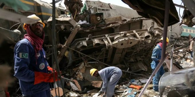 Daharki - Mindestens 43 Tote und dutzende Verletzte bei Zugunglück in Pakistan