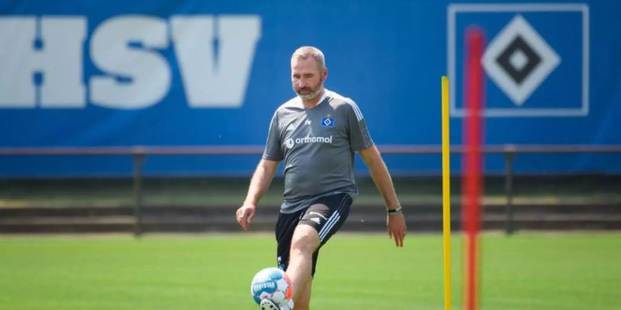 Hamburgs Cheftrainer Tim Walter spielt zum HSV-Trainingsauftakt auf dem Trainingsplatz mit einem Ball. Foto: Gregor Fischer/dpa