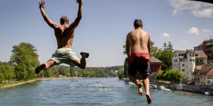 Junge Männer springen von der Rheinbrücke: Links in Gailingen ist das Baden verboten, rechts in Diessenhofen soll das Baden kein Problem sein. Baden Diessenhofen Gailingen Verbot