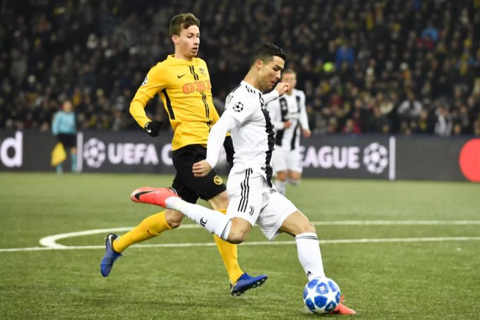 Sandro Lauper (l.) im Duell mit Superstar Cristiano Ronaldo. Sandro Lauper