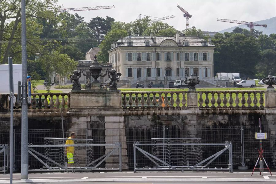 09.06.2021, Genf: Ein Metallzaun wird vor der Parkmauer der «Villa La Grange» des Parc La Grange bei den Eaux-Vives errichtet. Das geplante Gipfeltreffen findet in einer herrschaftlichen Villa mit Blick auf den Genfersee statt.