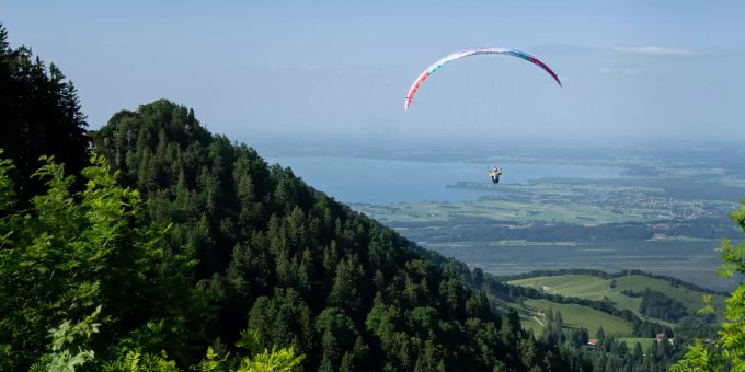 Christian Maurer beim Red Bull X-Alps 2021 im Himmel über Marquartstein (D). 11 X Alps
