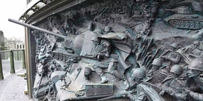 Die neue russische Militärkirche in der Nähe von Moskau, an der aussen zahlreiche Reliefs mit kämpfenden Soldaten und von Panzern im Zweiten Weltkrieg zu sehen sind. Foto: Ulf Mauder/dpa Die neue russische Militärkirche in der Nähe von Moskau, an der aussen zahlreiche Reliefs mit kämpfenden Soldaten und von Panzern im Zweiten Weltkrieg zu sehen sind. Foto: Ulf Mauder/dpa