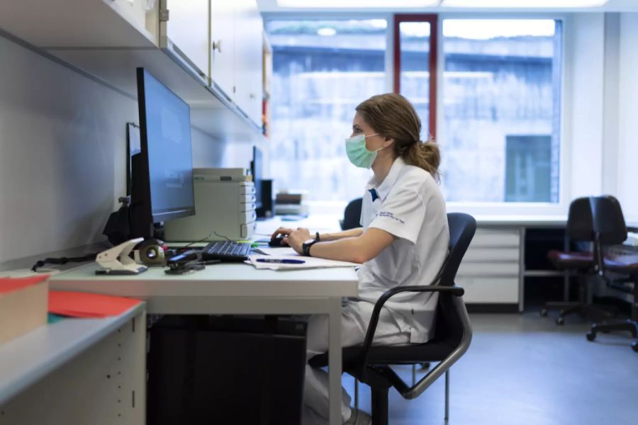 Kontrolle von Proben am Bildschirm durch eine Labor-Mitarbeiterin des Zürcher Stadtspitals Triemli.