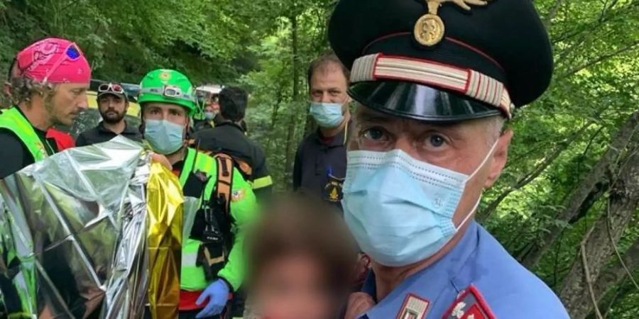 Gut ausgegangen: Ein Carabinieri hält den kleinen 21 Monate alten Jungen im Arm. Foto: Carabinieri/dpa