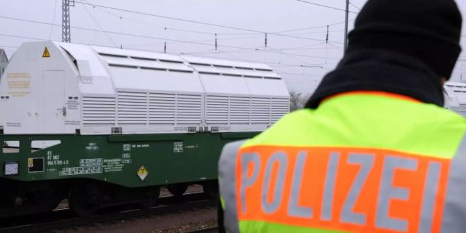 Transport von Castor-Behältern in Begleitung der Polizei. Foto: Uli Deck/Archiv Transport von Castor-Behältern in Begleitung der Polizei. Foto: Uli Deck/Archiv