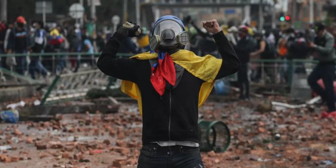28.05.2021, Kolumbien, Bogota: Anti-Regierungs-Demonstranten stossen mit der Polizei in Madrid zusammen, am Rande von Bogota. Protest in Kolumbien
