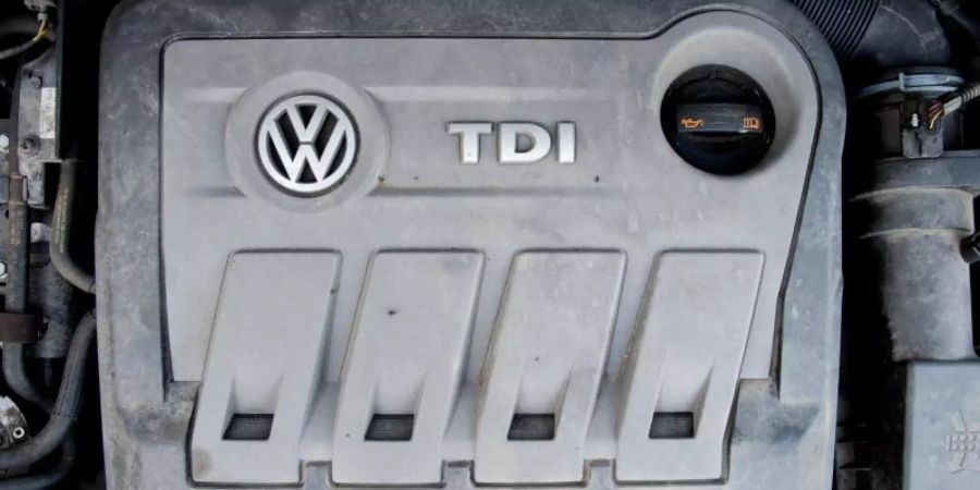 Ein Volkswagen Touran mit einem vom Abgas-Skandal betroffenen 2.0l TDI Dieselmotor vom Typ EA189. Foto: Julian Stratenschulte/dpa