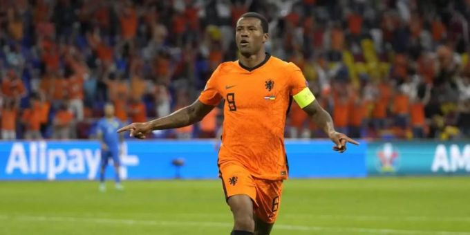 Wird eine Kapitänsbinde mit der Aufschrift «One Love» tragen: Georginio Wijnaldum. Foto: Peter Dejong/AP Pool/dpa/Archivbild Wird eine Kapitänsbinde mit der Aufschrift «One Love» tragen: Georginio Wijnaldum. Foto: Peter Dejong/AP Pool/dpa/Archivbild