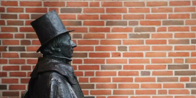 Statue des dänischen Dichter Hans Christian Andersen in Odense. Foto: Steffen Trumpf/dpa Statue des dänischen Dichter Hans Christian Andersen in Odense. Foto: Steffen Trumpf/dpa