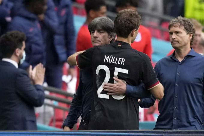 Thomas Müller verabschiedet sich nach dem EM-Aus von seinem langjährigen Trainer Jogi Löw. Thomas Müller Jogi Löw