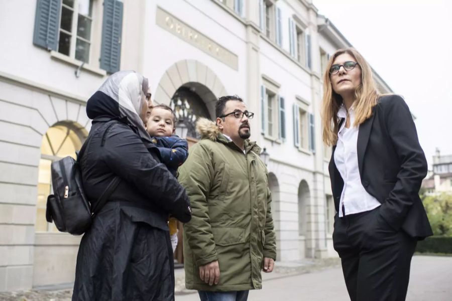 Anwältin Dina Raewel, rechts, läuft mit Suha Alhussein Jneid und Omar Jneid zur Verhandlung zum Tod eines ungeborenen syrischen Babys vor dem Militärappellationsgericht 2, am Montag, 5. November 2018 in Zürich.