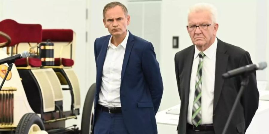 Porsche-Chef Oliver Blume (l) und Ministerpräsident Winfried Kretschmann in Weissach. Foto: Bernd Weissbrod/dpa