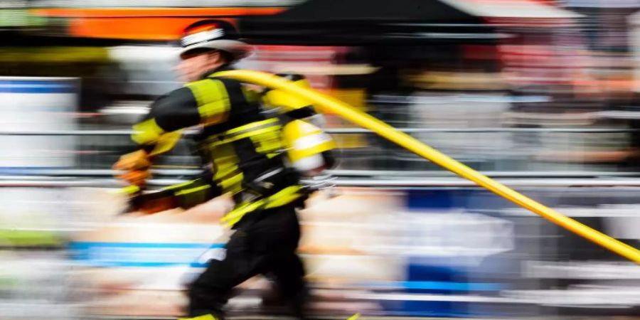 Ein Teilnehmer absolviert bei den «FireFit European Championships» den Parcours. Foto: Swen Pförtner/dpa