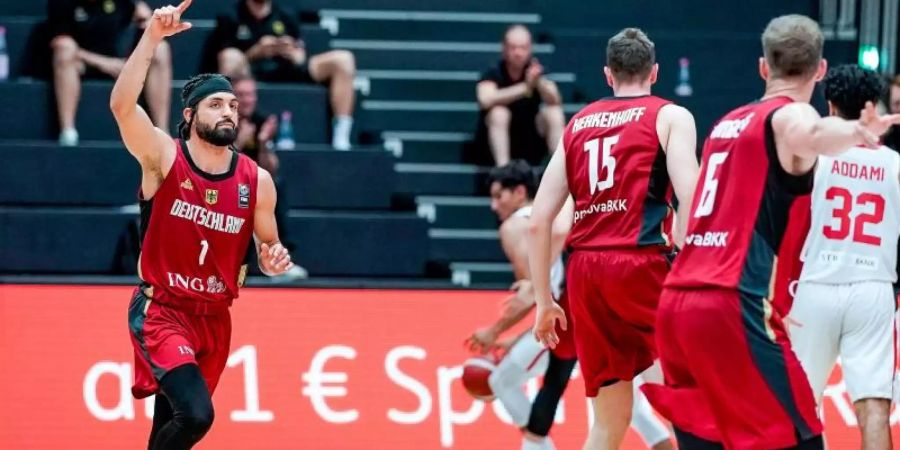 Die deutschen Basketballer besiegten Tunesien klar mit 102:75. Foto: Axel Heimken/dpa
