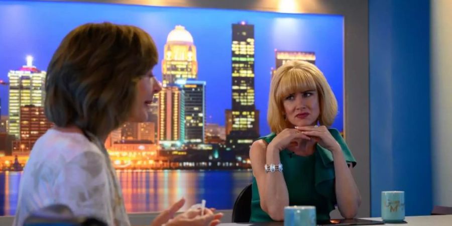 Allison Janney (l) als Sue und Juliette Lewis als Gloria Michaels in einer Szene des Films «Breaking News In Yuba County». Foto: -/Constantin Film /dpa