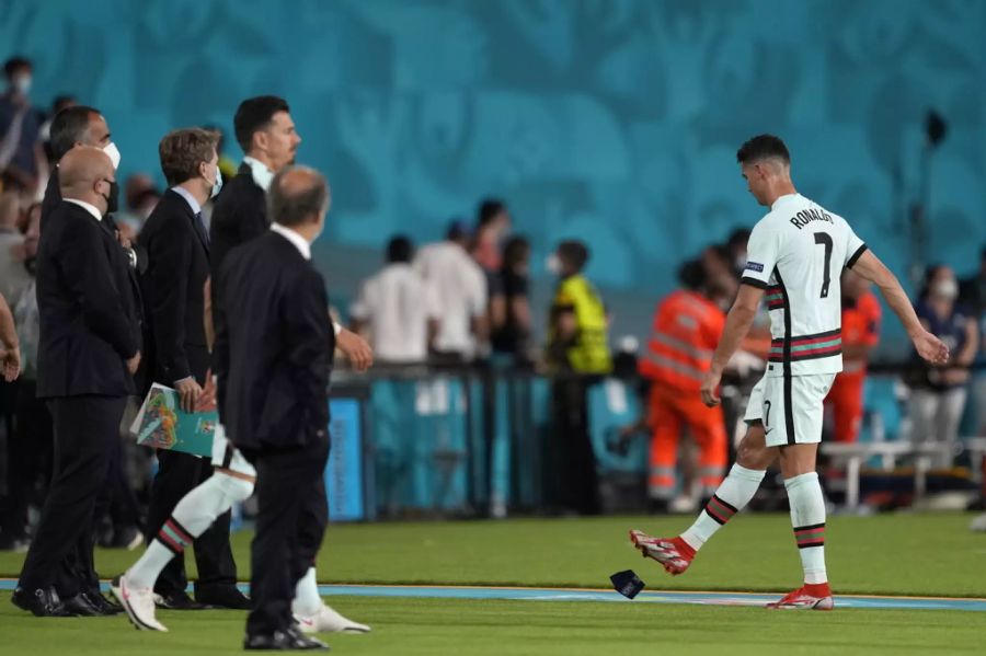 Als er das Spielfeld verliess, warf Ronaldo dann die Captain-Binde nochmals zu Boden und kickte sie sogar weg.