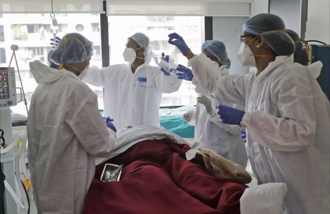 Medizinische Hilfskräfte behandeln einen Patienten mit Coronavirus im Spital in Mumbai. Coronavirus Indien