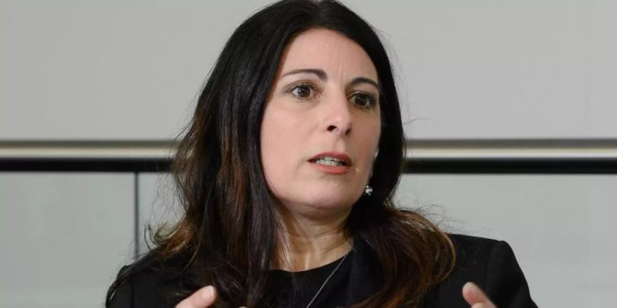 Daniela Cavallo, Vorsitzende des Gesamt- und Konzernbetriebsrats der Volkswagen AG, im Gespräch mit einem dpa-Journalisten. Foto: Swen Pförtner/dpa