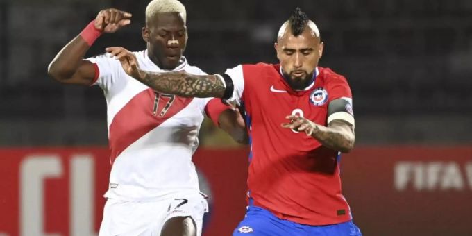 Chiles Star Arturo Vidal (r) ist positiv auf das Coronavirus getestet worden. Foto: Martin Bernetti/Pool AFP/AP/dpa Chiles Star Arturo Vidal (r) ist positiv auf das Coronavirus getestet worden. Foto: Martin Bernetti/Pool AFP/AP/dpa