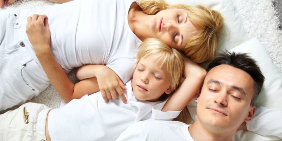 Familie Bett schläft