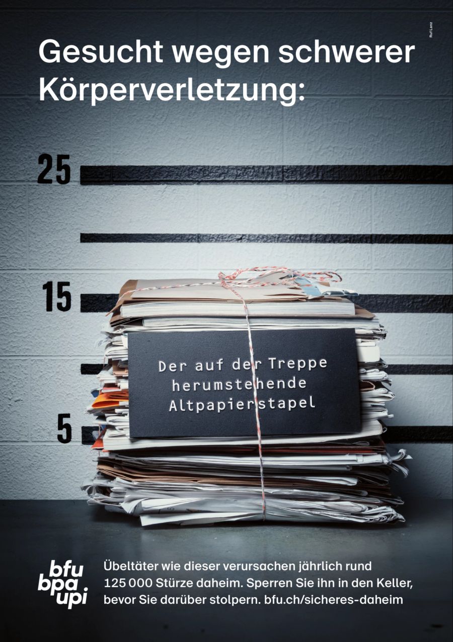 Die Beratungsstelle für Unfallverhütung fahndet nach einem Altpapierstapel ...