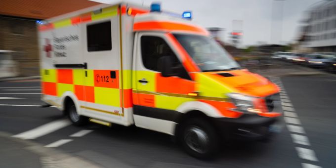 In Dresden mussten 32 Kinder in ein Krankenhaus gebracht werden. Rettungswagen