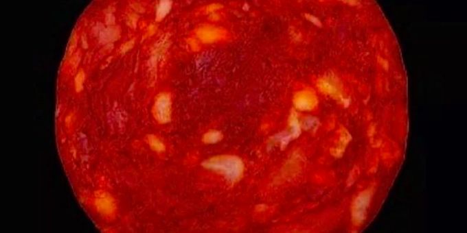 Es geht um die Wurst – das Bild zeigt in Wahrheit ein Scheibe der spanischen Spezialität «Chorizo». Chorizo Wurst