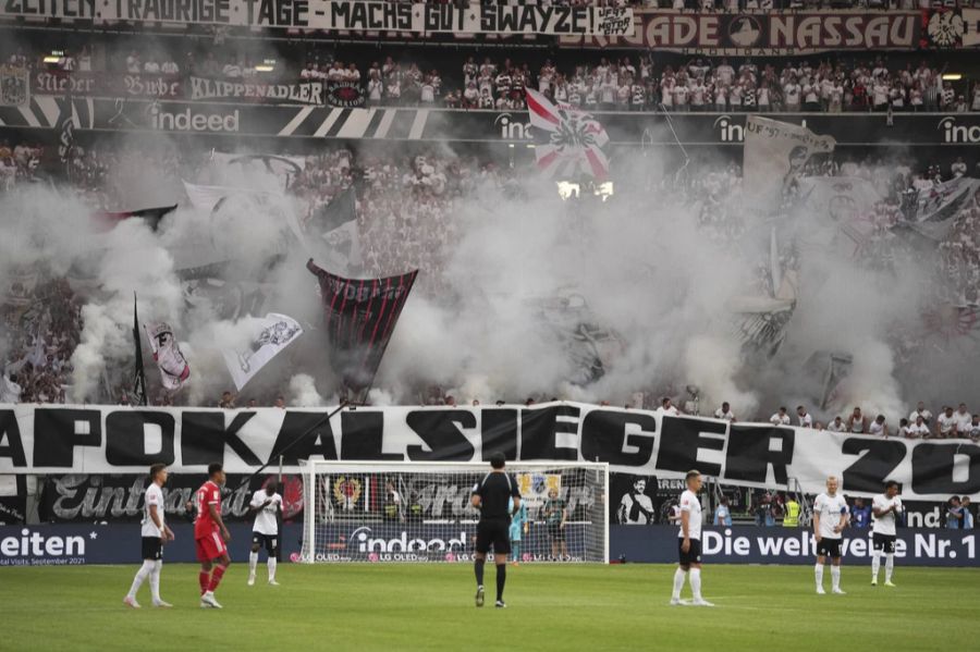 Die Frankfurt-Fans feuern vor Spielbeginn Rauchpetarden ab.