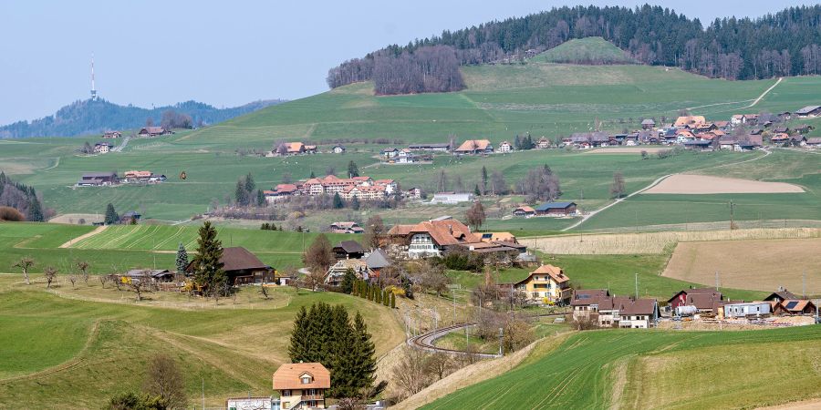 Landschaft bei Biglen in Blickrichtung des Sendeturms auf dem Bantiger.