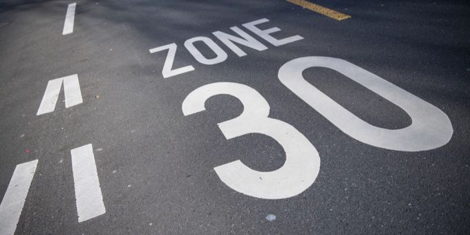 Per Entscheid des Bundesrats sollen Tempo-30-Zonen künftig ohne Gutachten eingeführt werden. Tempo 30 Bundesrat