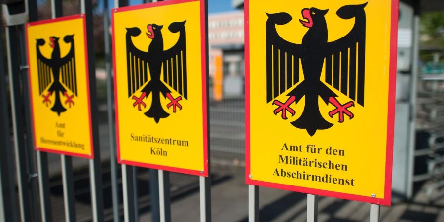 Das Schild für das Amt für den Militärischen Abschirmdienst (MAD) hängt am Zaun der Konrad-Adenauer-Kaserne in Köln. (Archivbild)