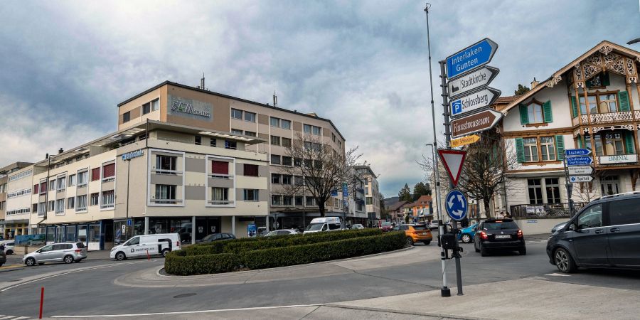 Berntorkreisel in Thun mit dem Hotel am Schloss links und dem Hotel Emmental rechts.