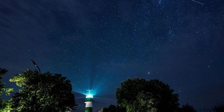 Die Sternschnuppen der Perseiden sind in der ersten Augusthälfte teils im Minutentakt am Nachthimmel zu sehen.