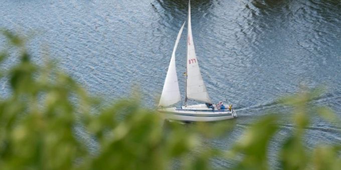 Ein Segelboot im Wasser. (Symbolbild) tasmanien