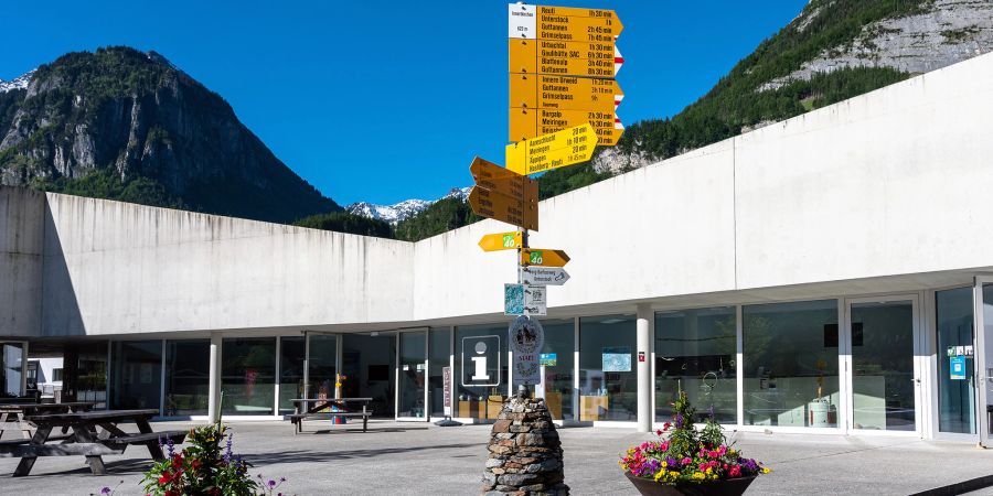 Ein Wegweiser im Zentrum Grimseltor in Innertkirchen.