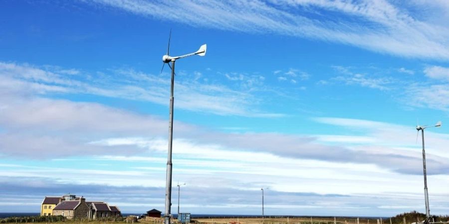 Kleinwindanlage auf den schottischen Orkney-Inseln
