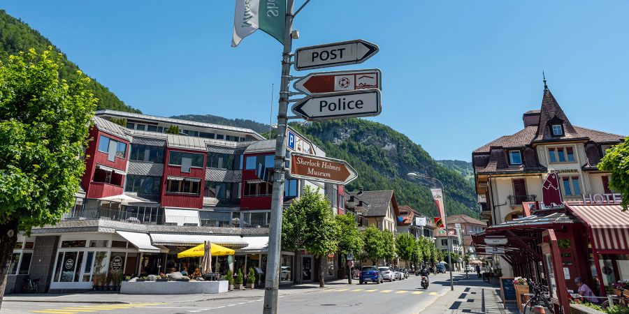 Ein Wegweiser in Richtung Post, Sportanlagen und Polizei an der Hauptstrasse in Meiringen.