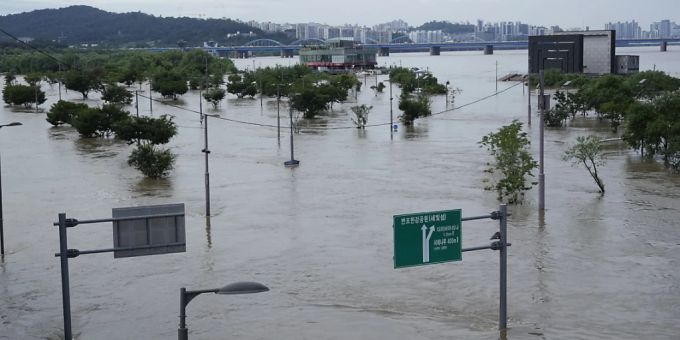 Nach Unwetter - Aufräumarbeiten nach Überschwemmungen in Seoul
