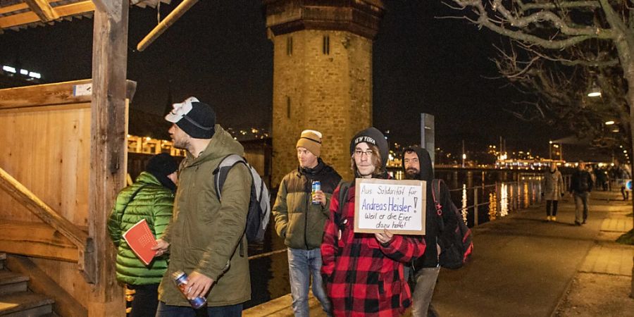 Teilnehmer eines «Abendspaziergangs» in der Stadt Luzern, die sich gegen die Coronamassnahmen und für einen massnahmekritischen Arzt stark machten. (Archivbild)