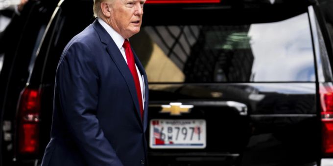 Nach der Razzia im Anwesen von Ex-US-Präsident Donald Trump widersetzt sich das Justizministerium Forderungen nach einer Veröffentlichung des Dokuments, mit dem die Behörden den richterlichen Durchsuchungsbeschluss erwirkt hatten. (Archivbild) trump razzia