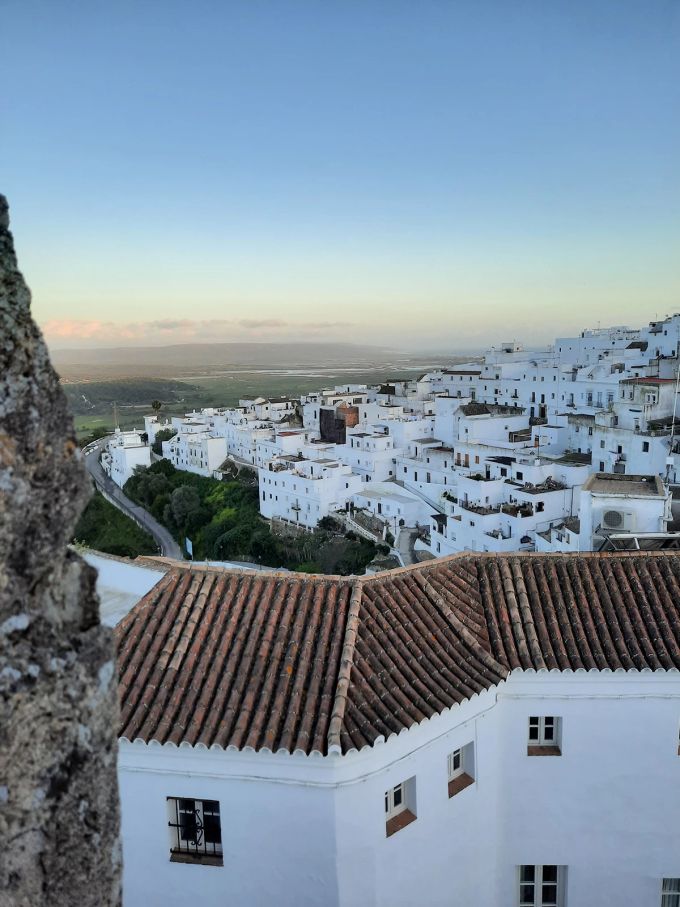 Vejer zählt zu den berühmten weissen Dörfern Andalusiens. Dorf weiss Andalusien Dächer Architektur Haus