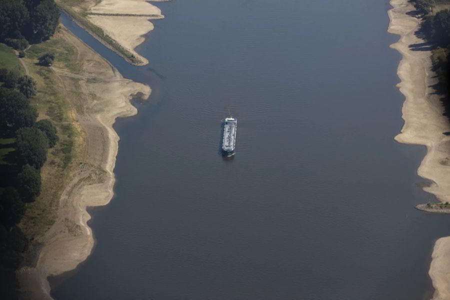 11.08.2022, Nordrhein-Westfalen, Köln: Ein Schiff mit wenig Ladung fährt zwischen Köln und Düsseldorf bei niedrigem Wasserstand auf dem Rhein. Die anhaltende Trockenheit lässt den Pegel des Rheins immer weiter sinken, die Schifffahrt ist nur noch eingeschränkt möglich.