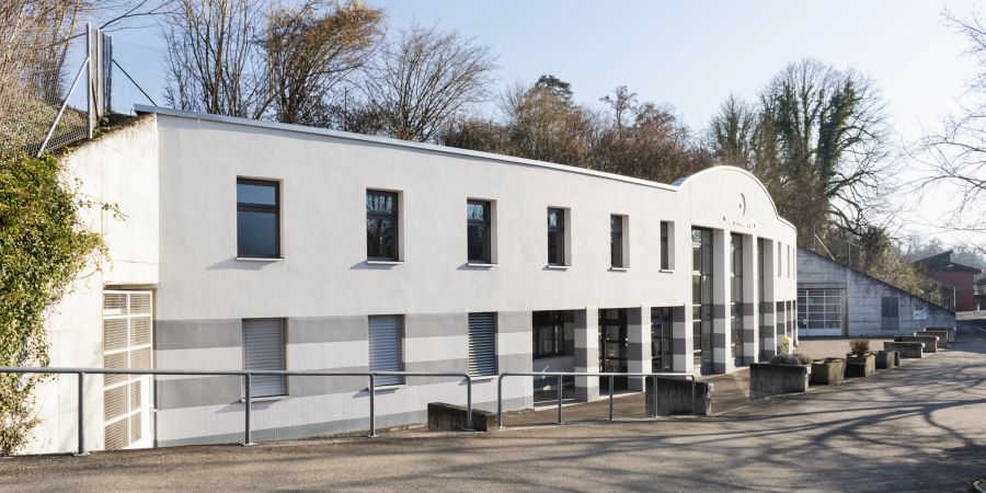 Die Schulanlage Hellmatt und die Sporthalle in Möriken-Wildegg.