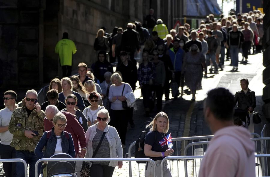 Viele dachten, in Edinburgh würden sie den grossen Massen entgehen. Später wird die Königin nach London gebracht.