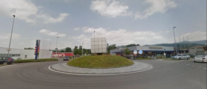 Der Rubikwürfel als Kreiseldekoration in Hinwil. Hinwil