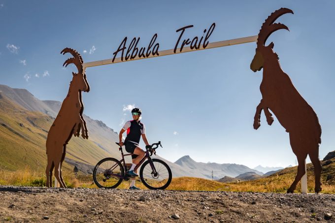Monika Sattler nach Erreichen das Albula Passes Monika Sattler und ihr Velo